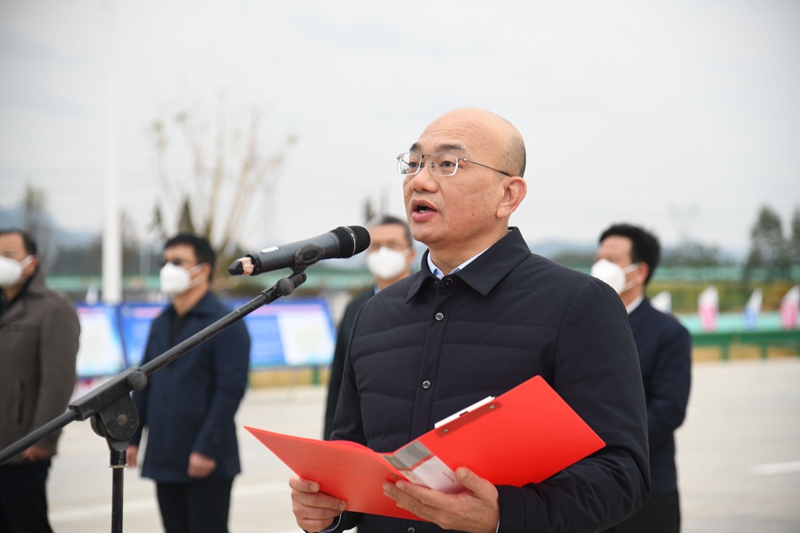 自治區(qū)交通運(yùn)輸廳黨組成員、總工程師陳津維宣布通車.jpg
